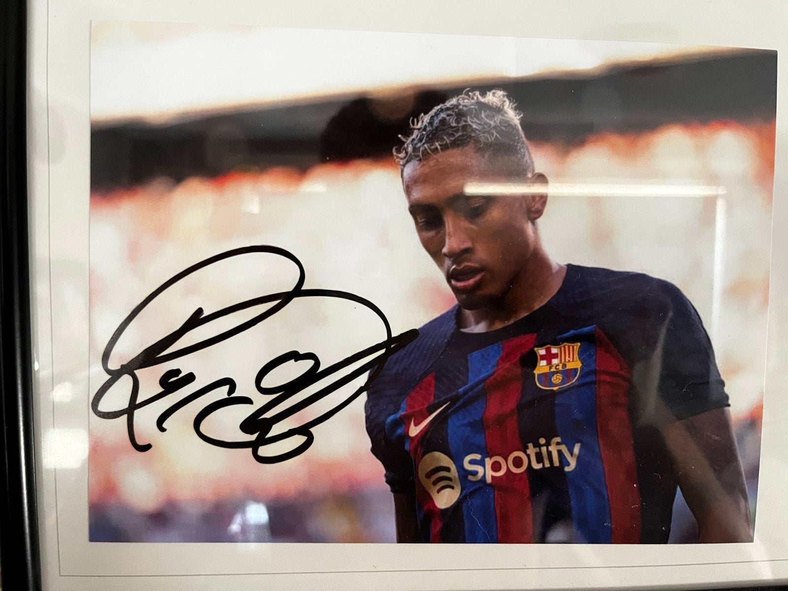 Raphinha gesigneerde foto in lijst met videobewijs, Ophalen of Verzenden, Zo goed als nieuw, Buitenlandse clubs, Poster, Plaatje of Sticker