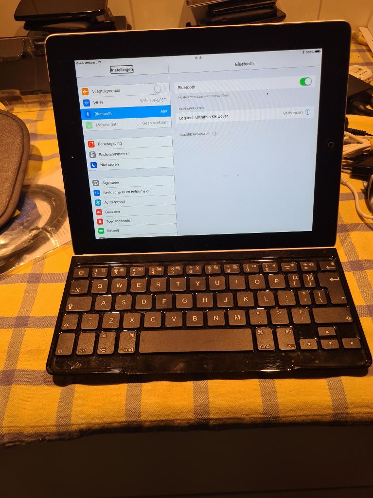 Logitech Ultra thin magnetic keyboard cover voor iPad., 10 inch, Gebruikt, 1en 2, Logitech