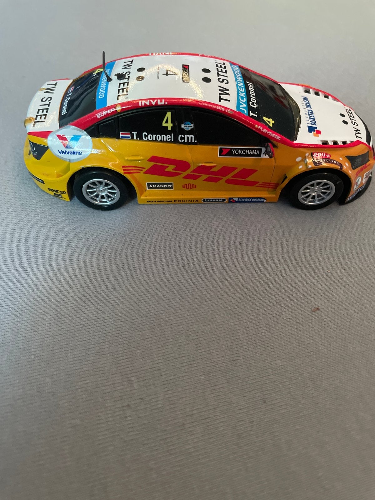 Tom Coronel DHL raceauto schaalmodel, Hobby en Vrije tijd, Modelauto's | 1:43, Ophalen of Verzenden, Zo goed als nieuw, Auto, Overige merken