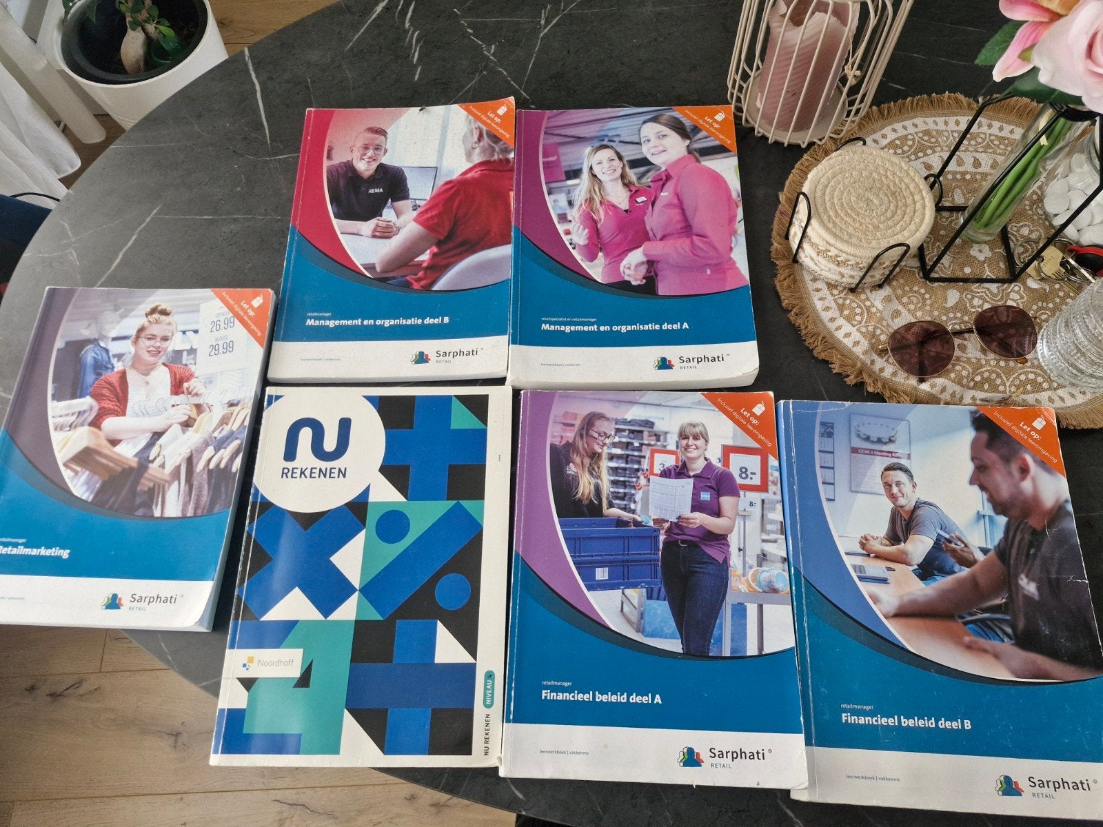 Schoolboeken Retailmanager MBO niveau 4, Boeken, Gelezen, Sarphati Retail / Noordhoff, Ophalen of Verzenden, Bedrijfseconomie of M&O