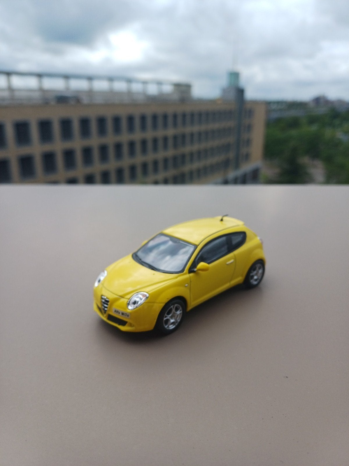 Alfa Romeo Mito 1/43 geel modelauto, Ophalen of Verzenden, Zo goed als nieuw, Auto, Overige merken