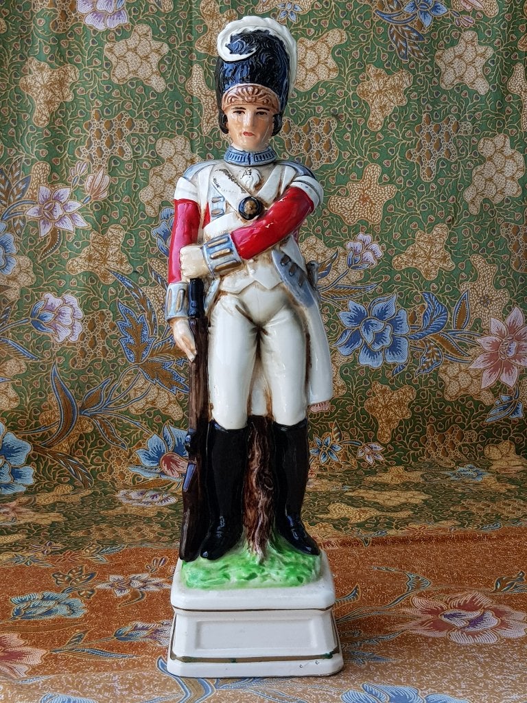 Antiek beeld uit Engeland van een historische soldaat 35 cm., Ophalen of Verzenden