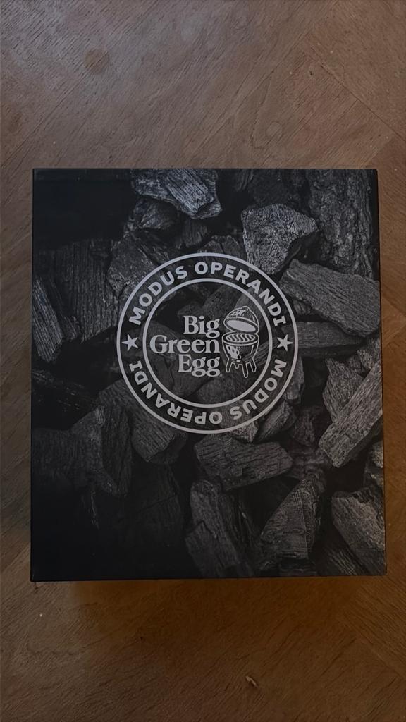 Modus Operandi - Big Green Egg - Uniek gesigneerd exemplaar, Tuin en Terras, Barbecue-accessoires, Ophalen of Verzenden, Nieuw