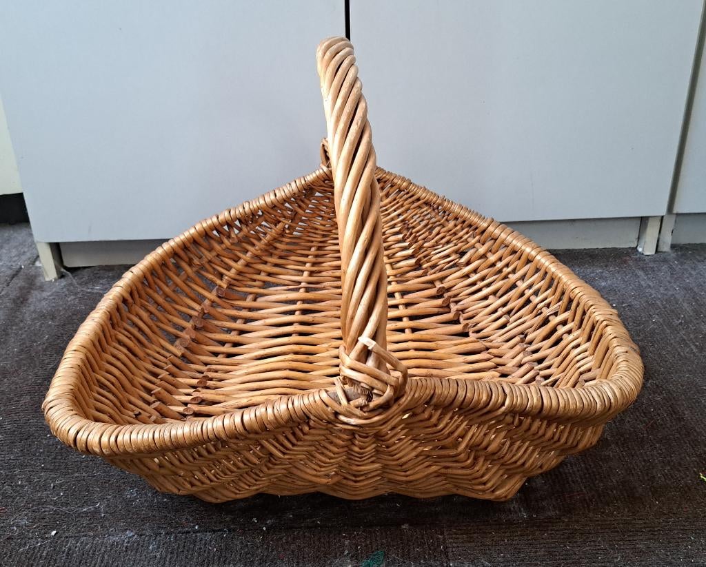 Leuke (lectuur) mand, Huis en Inrichting, Woonaccessoires | Schalen en Manden, Ophalen, Gebruikt, Mand, Riet