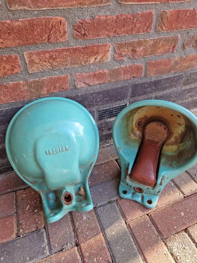 Suevia drinkbak geëmailleerd gietijzer 2 stuks