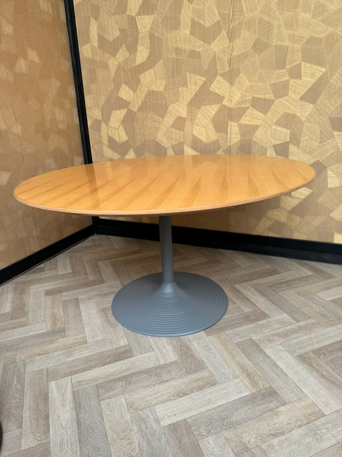 Prachige ronde design tafel van Leolux, Gebruikt, Rond, Ophalen of Verzenden, 100 tot 150 cm