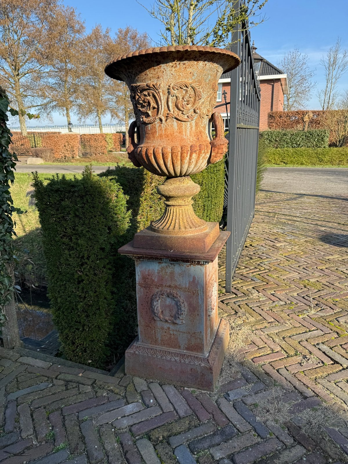 Antieke gietijzeren urn op sokkel - Tuindecoratie, Ophalen