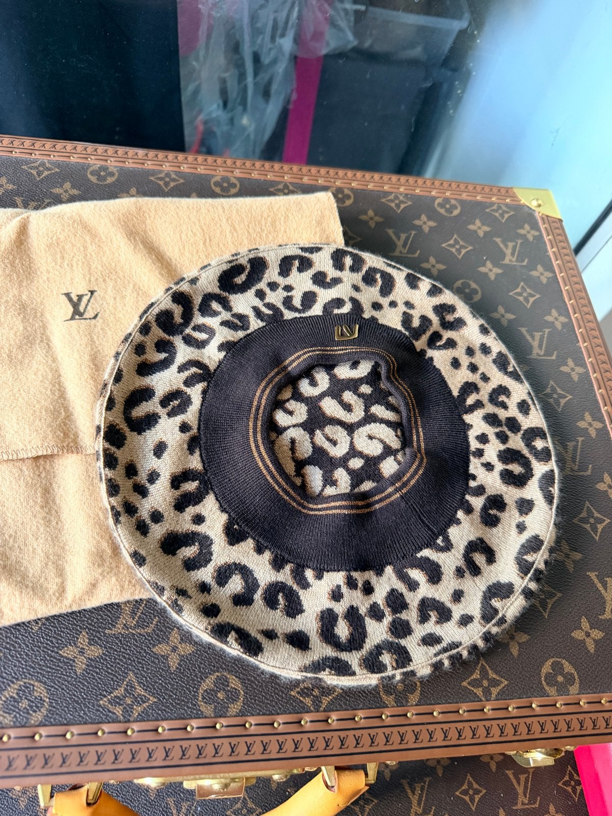 Louis Vuitton baret met luipaardprint, Ophalen of Verzenden, Nieuw, One size fits all, Pet