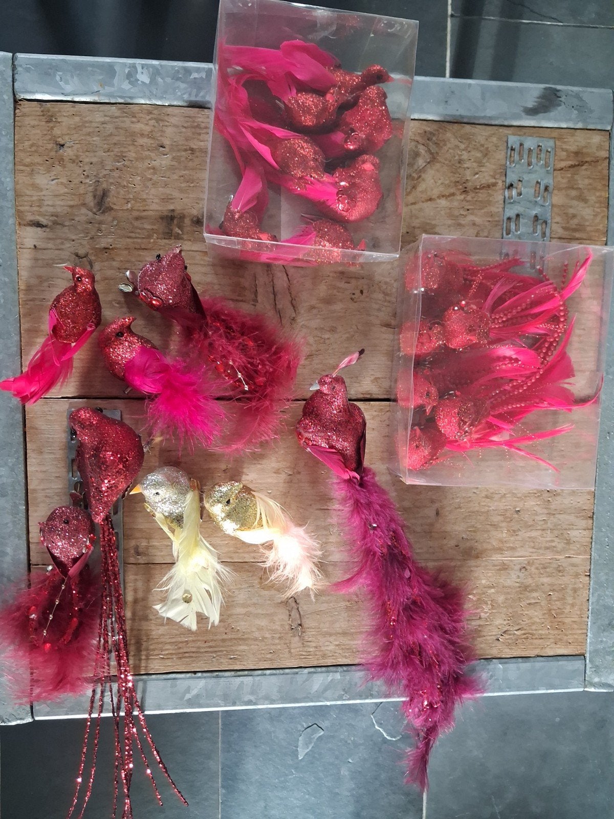 Decoratieve vogels met veren en glitter - Diverse kleuren, Huis en Inrichting, Woonaccessoires | Overige, Ophalen, Gebruikt, Meerkleurig