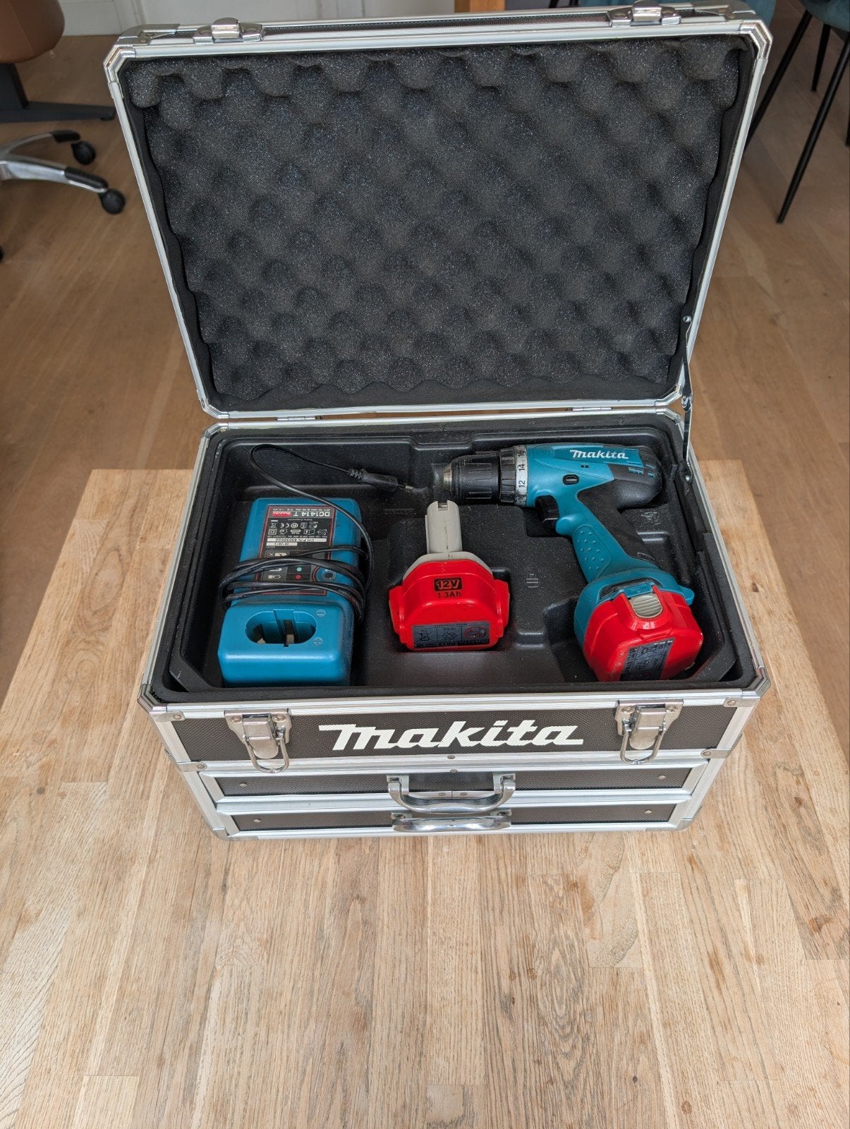 Makita boormachine met Makita opbergdoos, Gebruikt, Variabele snelheid, Ophalen of Verzenden, Boor- en Schroefmachine