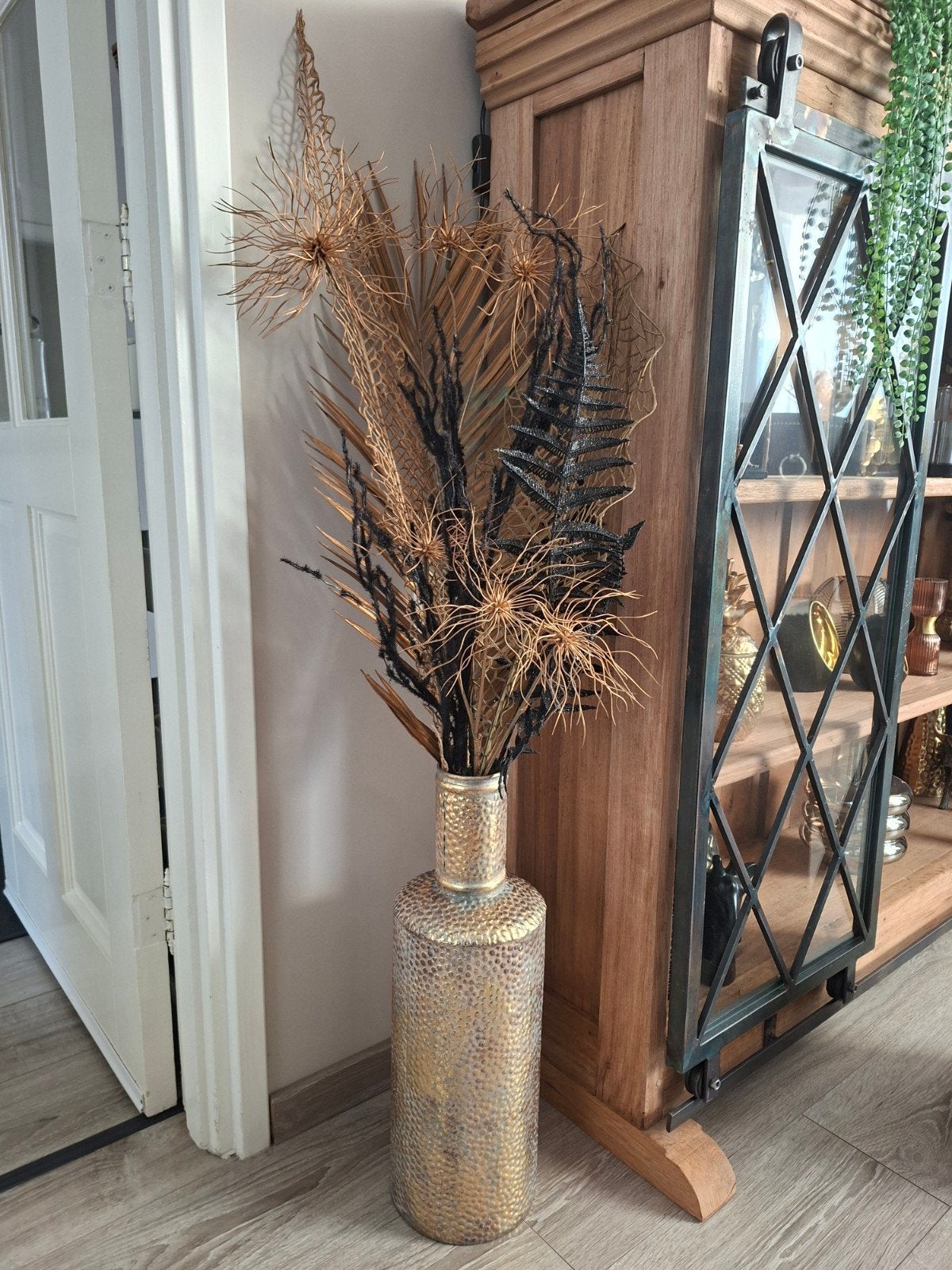 Gouden vaas met droogbloemen, Overige materialen, Inclusief droogbloemen, Ophalen of Verzenden, Zo goed als nieuw