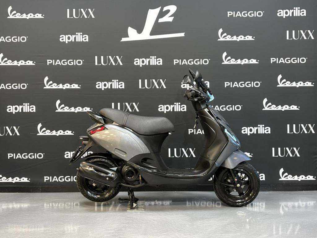 Piaggio Zip | Agaat Grijs | Brom | 2021 | 9505 km, Fietsen en Brommers, Scooters | Piaggio, Gebruikt, ., Maximaal 45 km/u, Zip