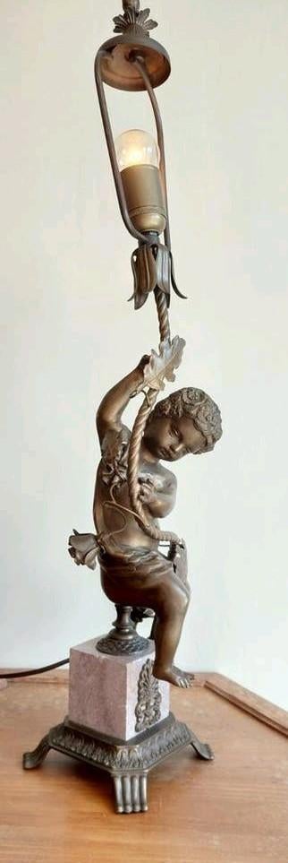 Antieke bronzen lamp met cherubijn op marmeren sokkel, Ophalen of Verzenden