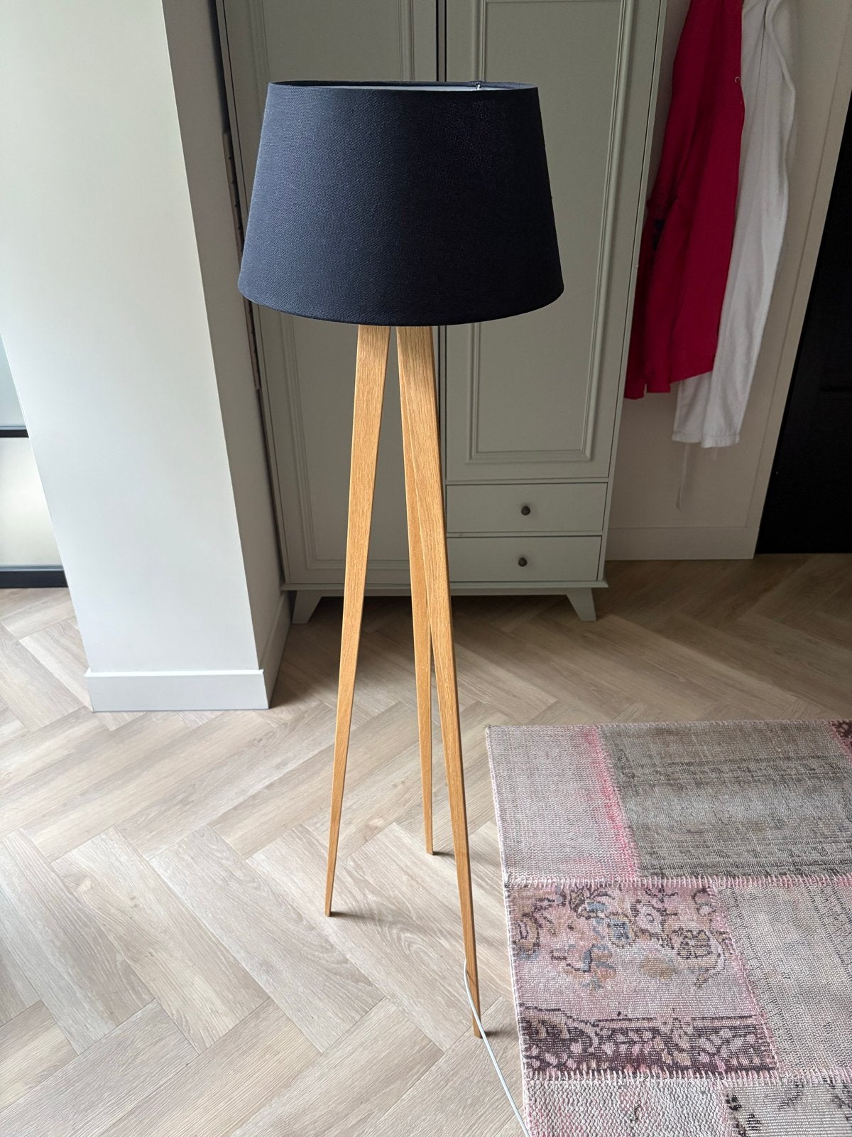 Moderne vloerlamp met houten driepoot en zwarte kap, Ophalen, E27 (groot), Zo goed als nieuw, 150 tot 200 cm