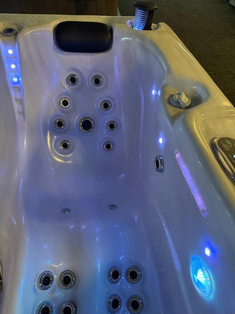 Luxe 5-persoons jacuzzi – 2 ligplaatsen, Ophalen, Zo goed als nieuw, Afdekzeil, Vast