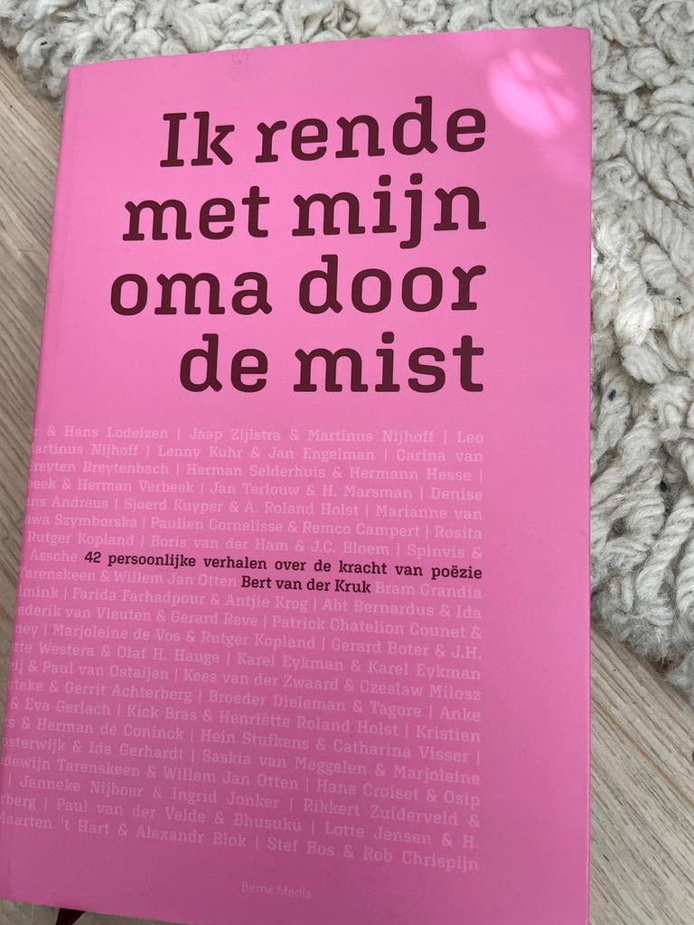 Ik rende met mijn oma door de mist - Poëziebundel, Ophalen of Verzenden, Zo goed als nieuw, Meerdere auteurs