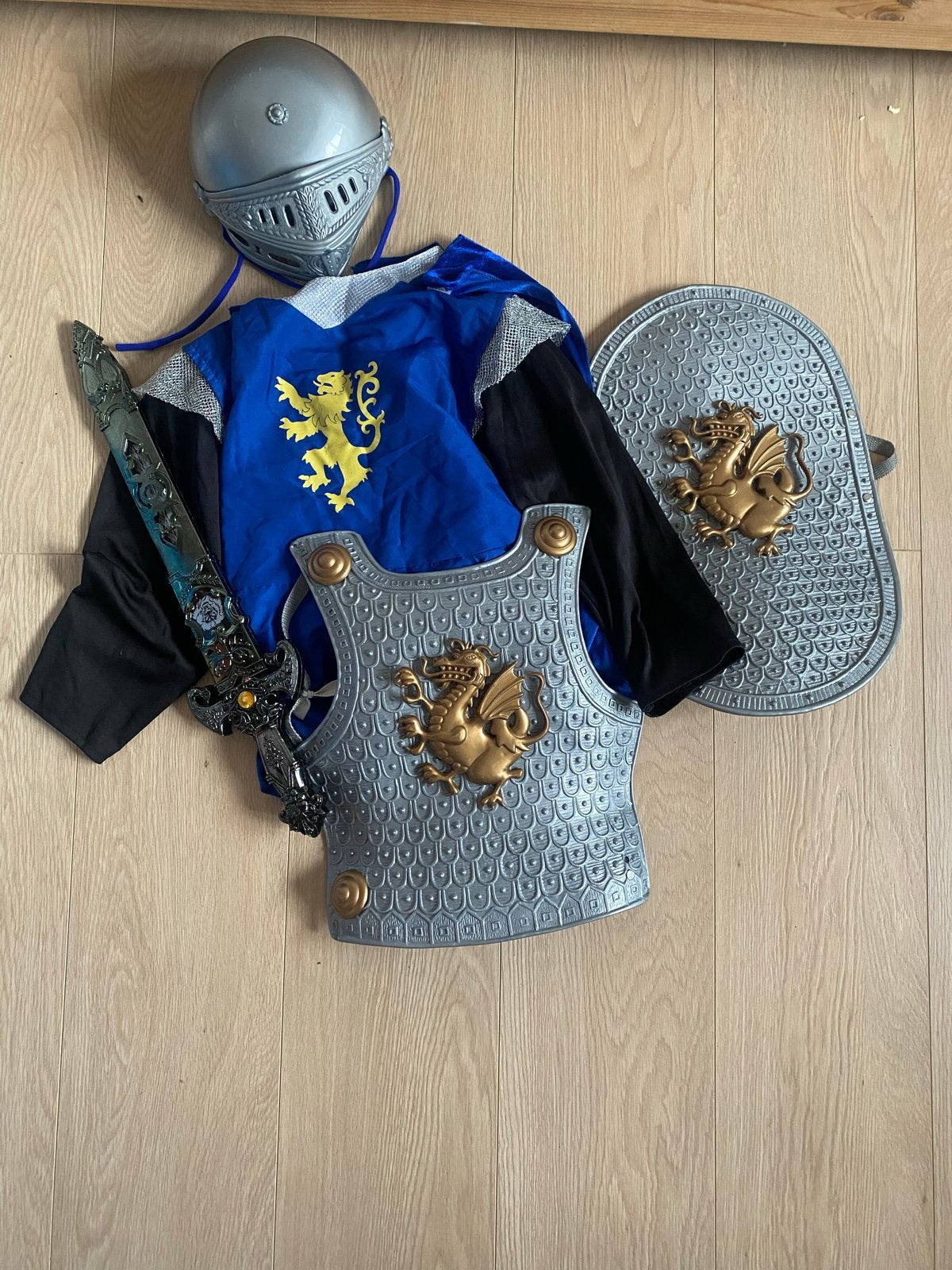 Ridder verkleedset met helm, zwaard, schild en harnas, Ophalen, Gebruikt, 122 t/m 128, Jongen