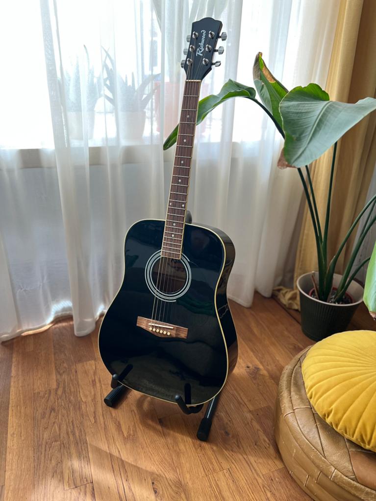 Akoestische gitaar met toebehoren, Muziek en Instrumenten, Snaarinstrumenten | Gitaren | Akoestisch, Ophalen, Zo goed als nieuw