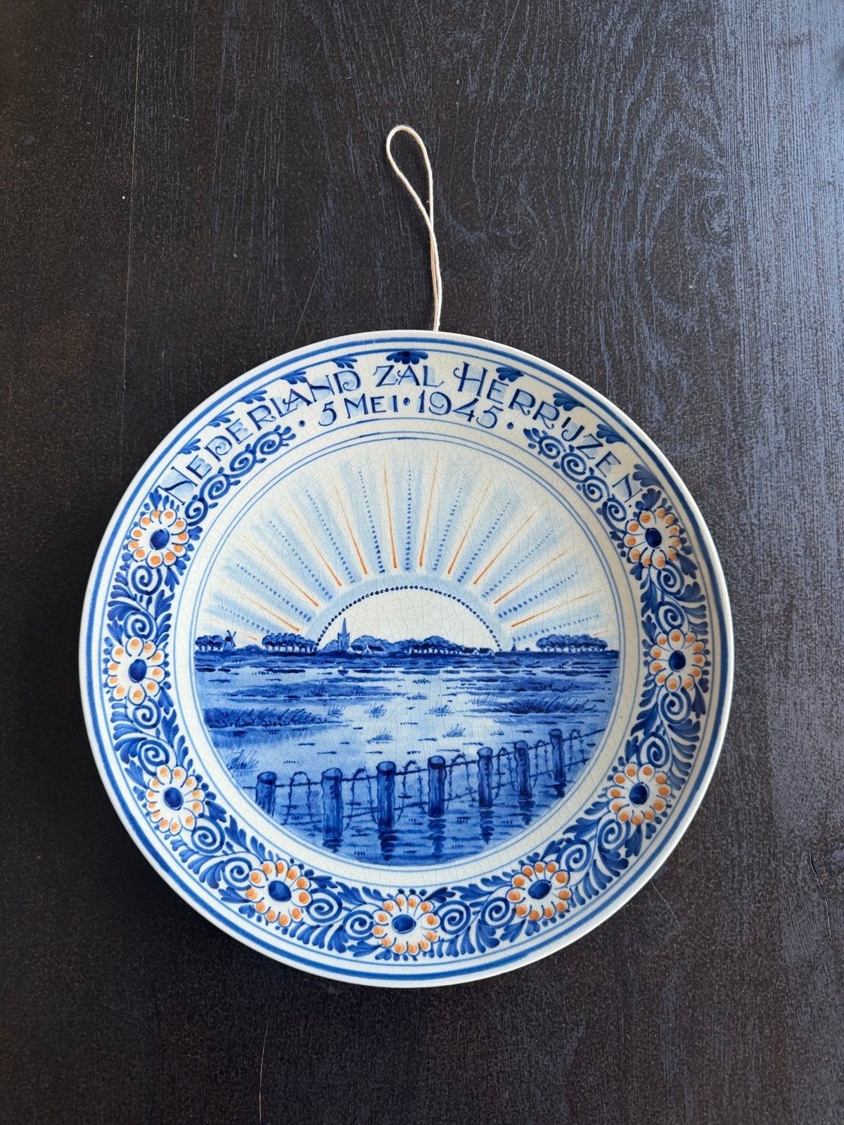 Delfts Blauw Wandbord - Nederland Zal Herrijzen 5 Mei 1945, Antiek en Kunst, Ophalen of Verzenden
