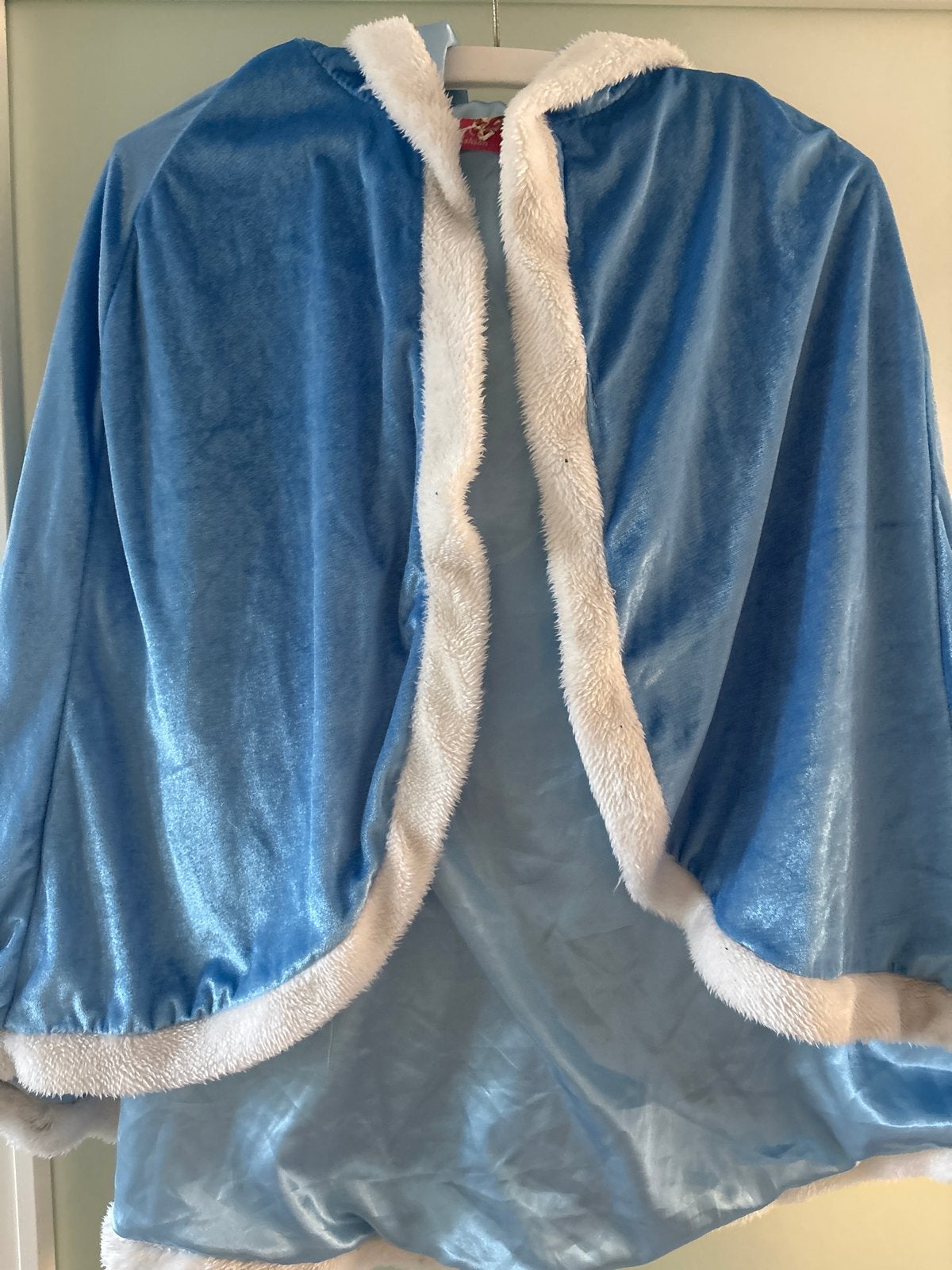 Blauwe fluwelen cape met capuchon en witte bontrand, Ophalen of Verzenden, Zo goed als nieuw, 122 t/m 128, Meisje