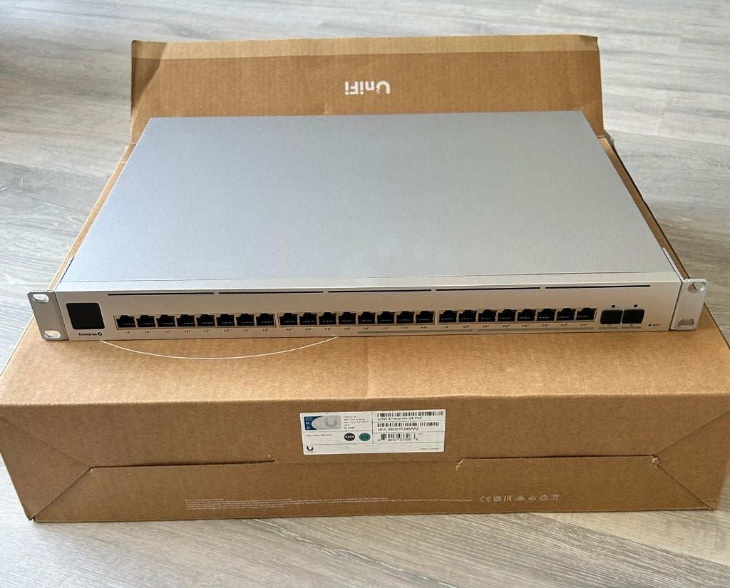 Ubiquiti UniFi Switch USW-Enterprise-24-PoE - Switch, Ophalen, Zo goed als nieuw