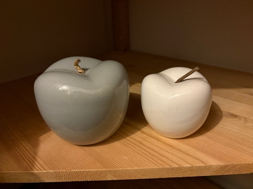 2 porselein appels, sierappels, witte en grijze appel, Ophalen of Verzenden, Zo goed als nieuw, Steen/keramiek