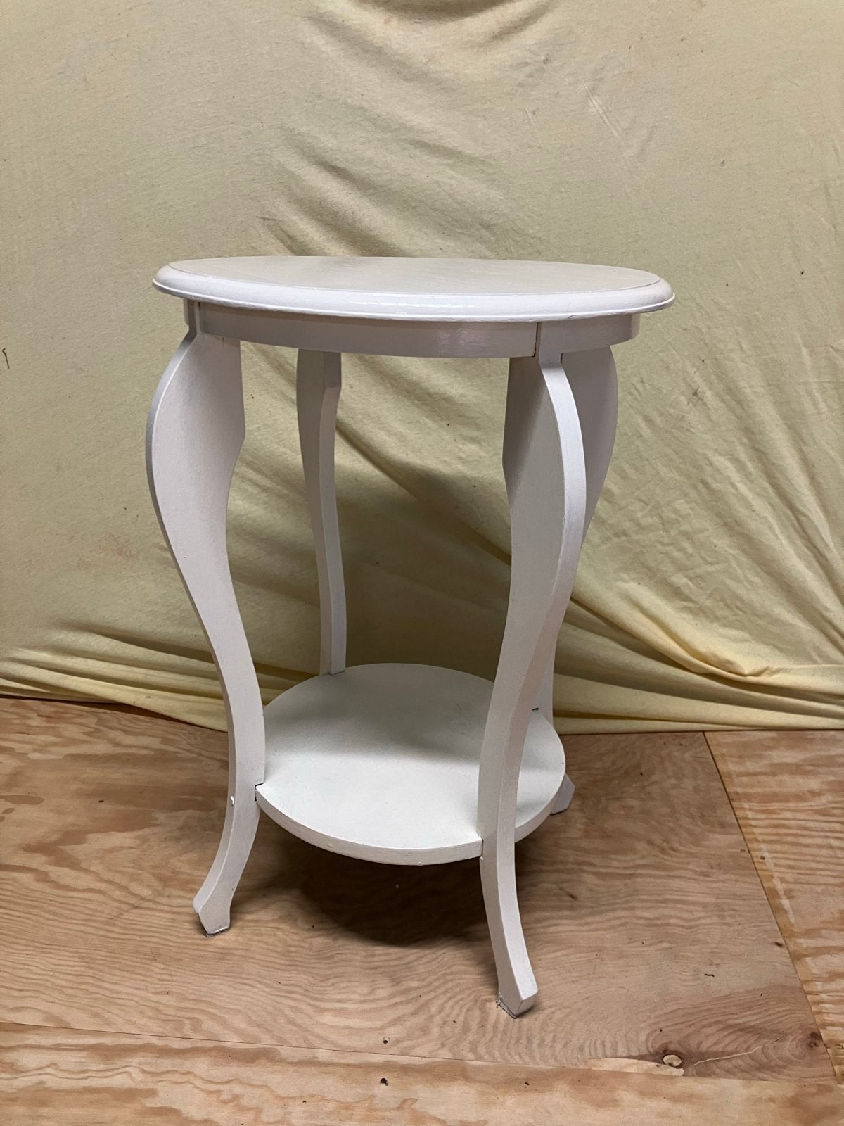 Witte bijzettafel met sierlijke poten, rond, Huis en Inrichting, Tafels | Bijzettafels, Ophalen, Gebruikt, Rond, 55 tot 75 cm