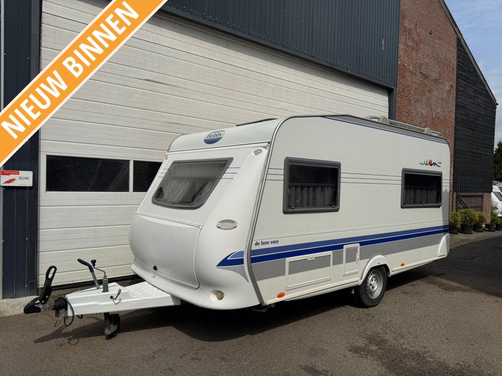 Hobby De luxe Easy 440 + Voortent, Caravans en Kamperen, Caravans, Hobby, Bedrijf, Treinzit, 1000 - 1250 kg