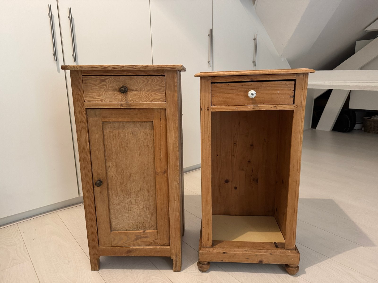 Twee kastjes van massief hout, Ophalen