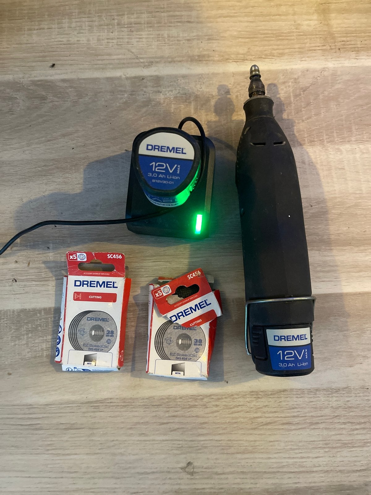 Dremel 12V Li-ion Multitool met oplader en zaagbladen, Ophalen of Verzenden, Gebruikt, Multitool, Bosch