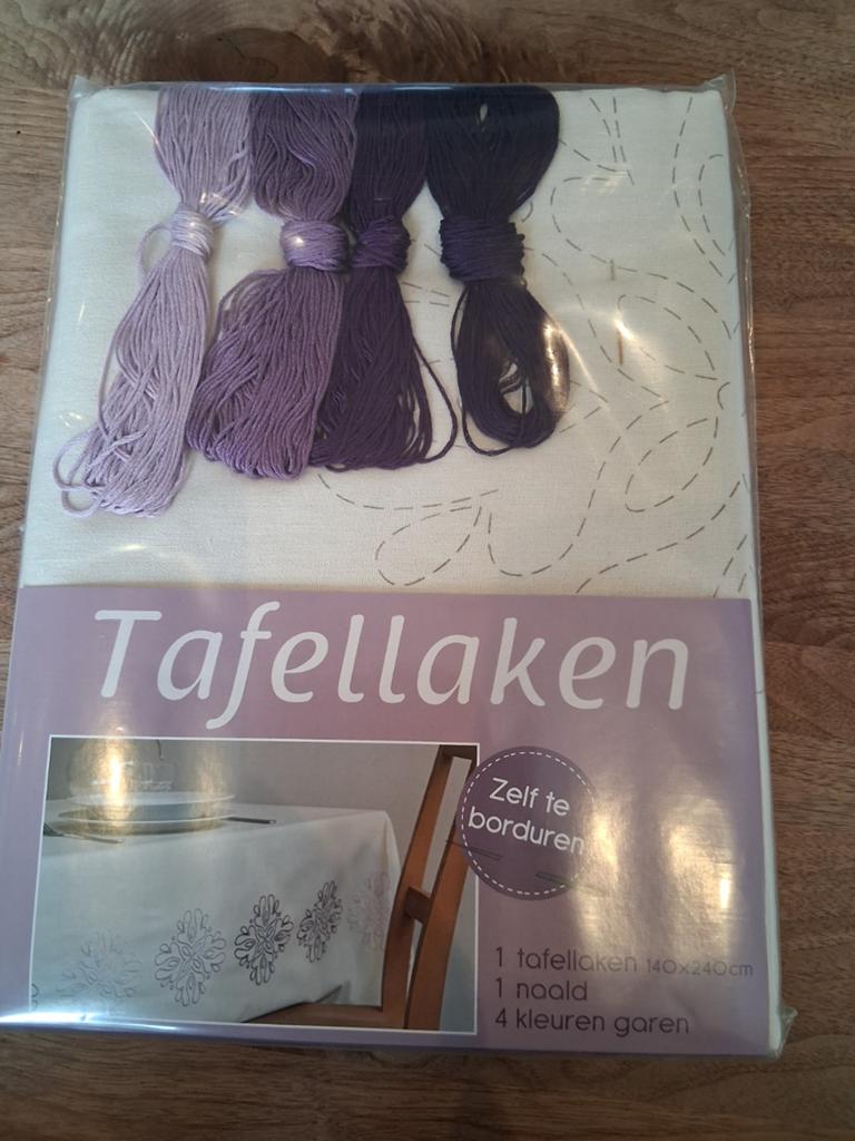 Borduurpakket Tafellaken 140x240cm met garen en naald, Verzenden