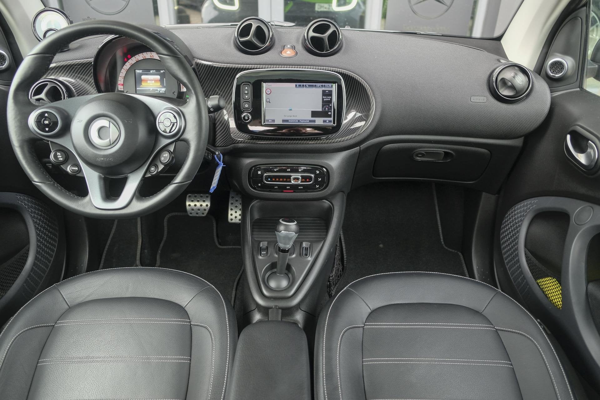 smart fortwo EQ BRABUS 82pk 18 kWh Edition 1 Panoramadak JBL, Auto's, Automaat, Achterwielaandrijving, Zwart, Verwarmde buitenspiegels