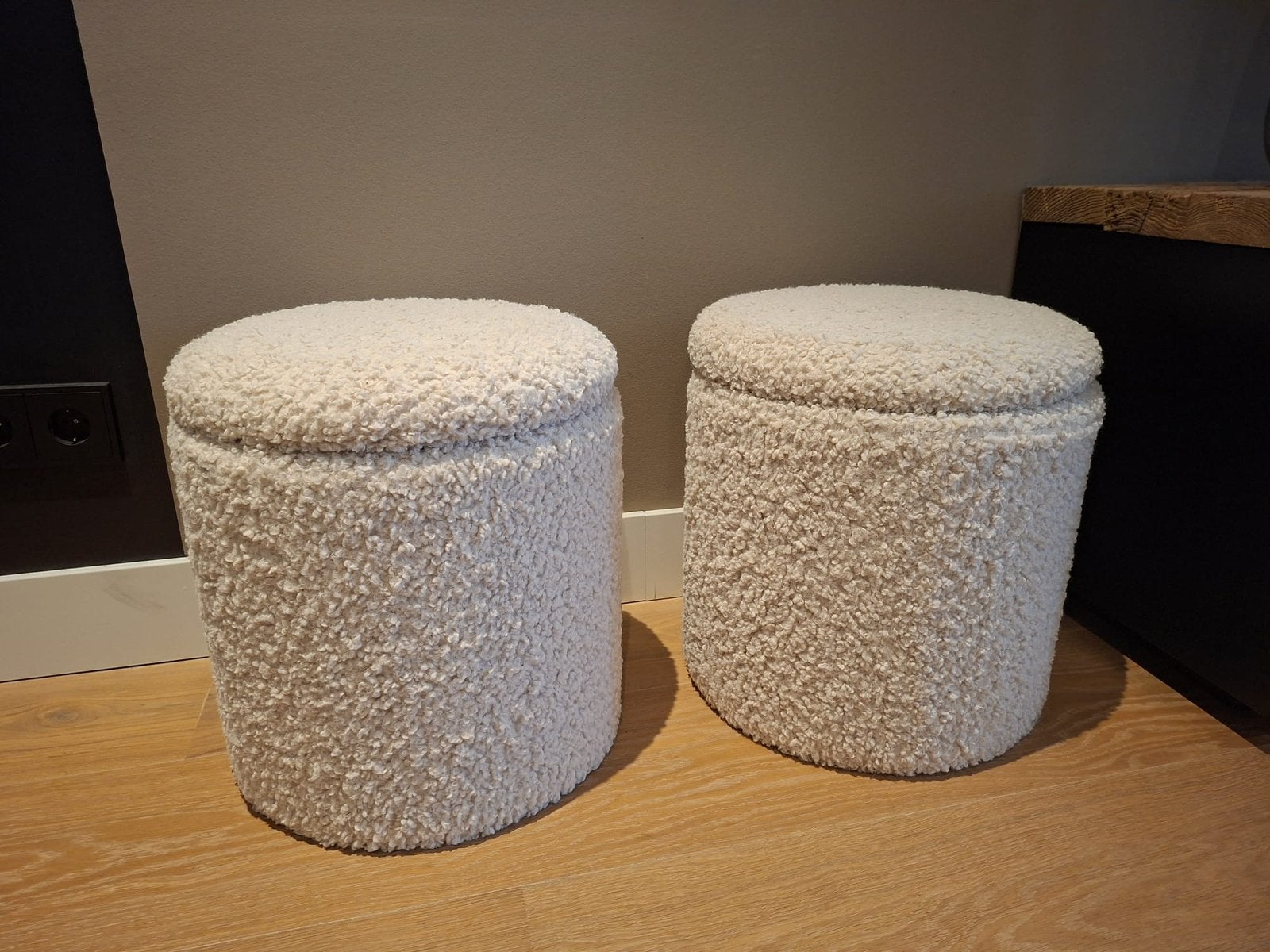 2 poefjes van Loods 5 met opbergruimte, teddy stof, Huis en Inrichting, Ophalen, Minder dan 50 cm, Rond, Minder dan 50 cm