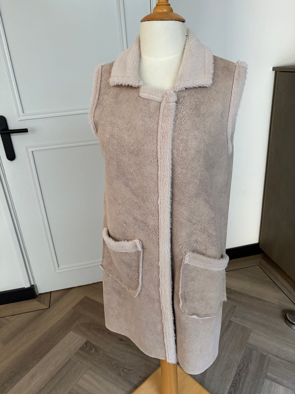 Lange suède look bodywarmer met teddy voering, Ophalen of Verzenden, Zo goed als nieuw, Maat 38/40 (M), Beige