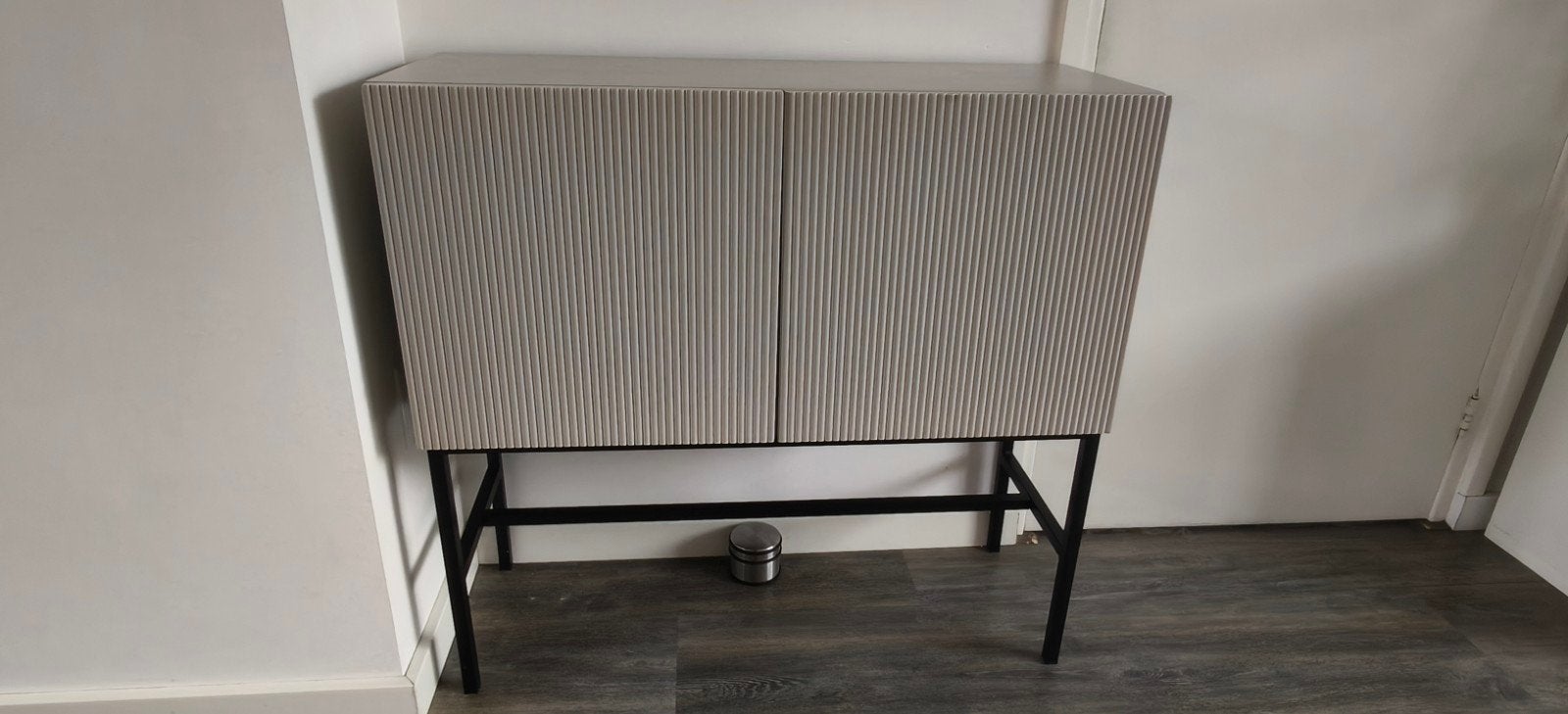 Stijlvol kastje met geribbeld design, Overige houtsoorten, Modern, Geribbeld design, 25 tot 50 cm, Gebruikt