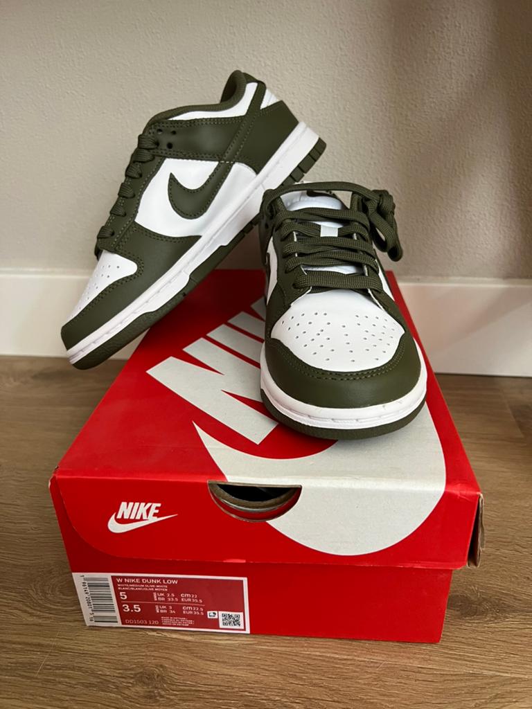 Nike Dunk Low Medium Olive - Nieuw in doos, Kleding | Dames, Schoenen, Ophalen of Verzenden, Nieuw, Groen, Sneakers of Gympen