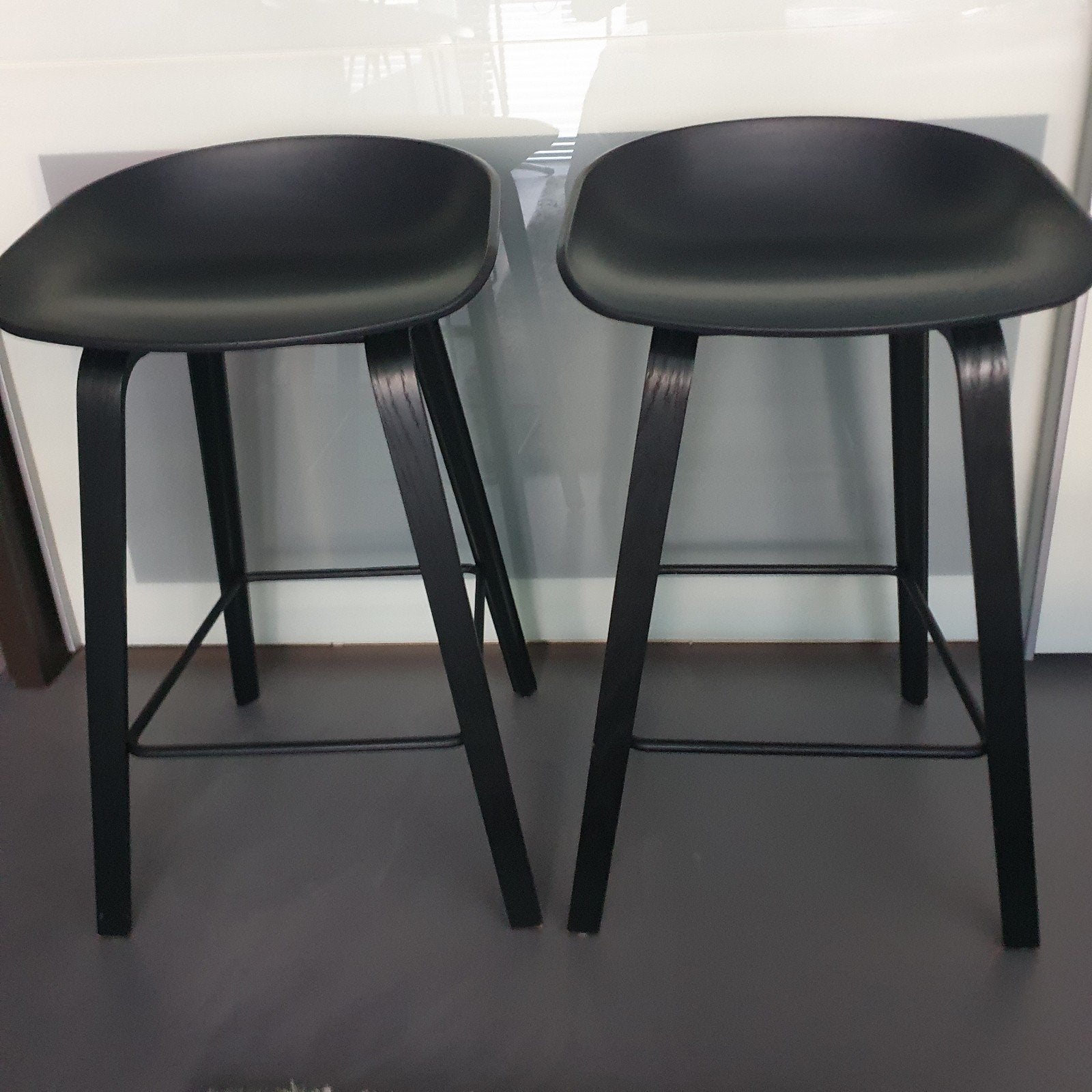 ***2x HAY AAS32 barkrukken (laag model)ALL BLACK***, Ophalen, Hout, Met voetsteun, 60 tot 90 cm