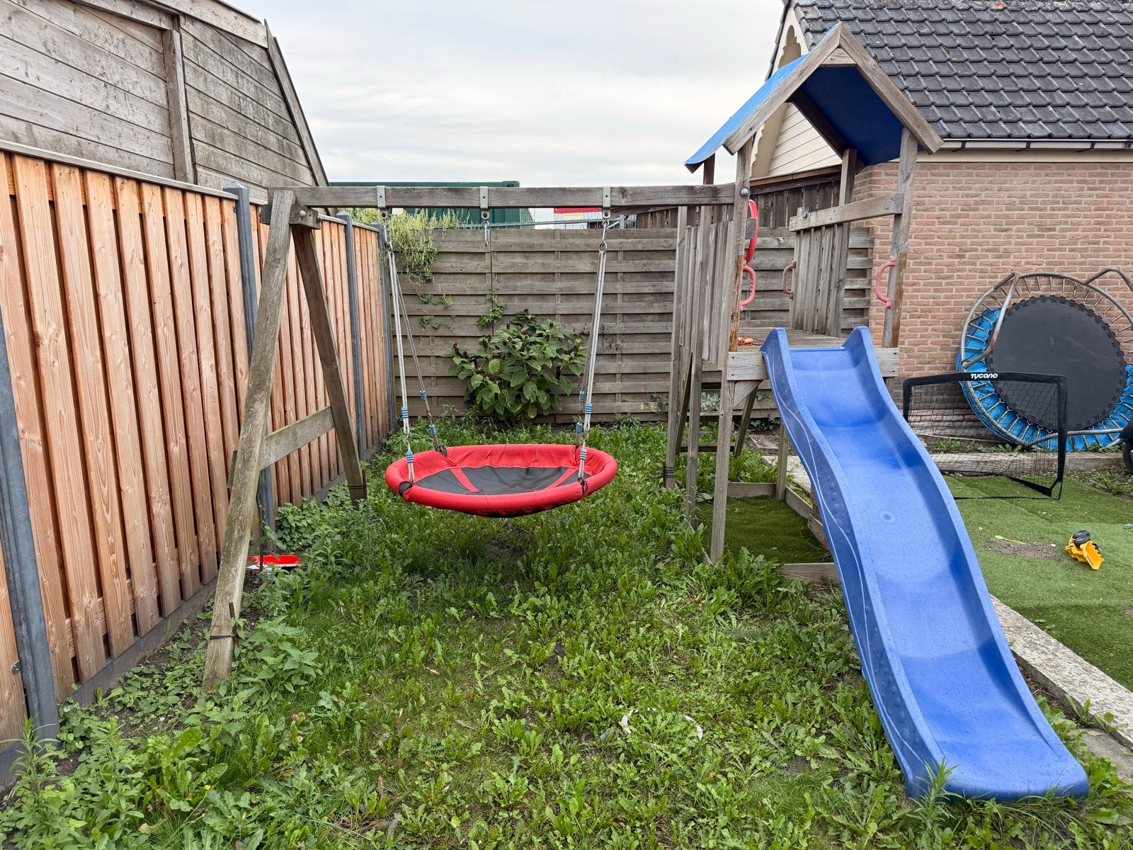 Houten speeltoestel met glijbaan en schommel, Kinderen en Baby's, Speelgoed | Buiten | Speeltoestellen, Ophalen, Gebruikt, Glijbaan