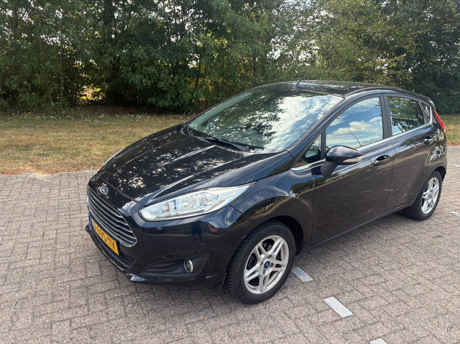 Ford Fiësta 1.0 59KW/80PK 5D 2013 Zwart, Auto's, Euro 5, Stof, 40 €/maand, Zwart