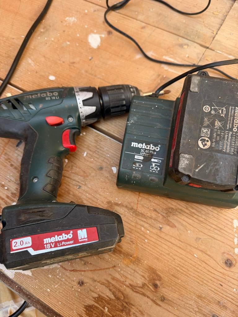 Metabo Accuboor BS 18 Li met 2 accu's en oplader SC 60 plus, Gebruikt, Variabele snelheid, Ophalen of Verzenden, Boor- en Schroefmachine