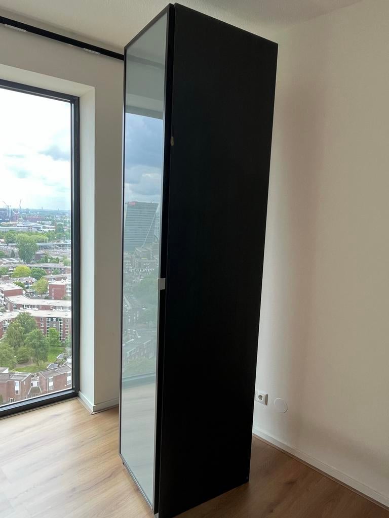 Zwarte kledingkast met glazen deur, Huis en Inrichting, Kasten | Kledingkasten, Ophalen, Minder dan 50 cm, Gebruikt, 200 cm of meer