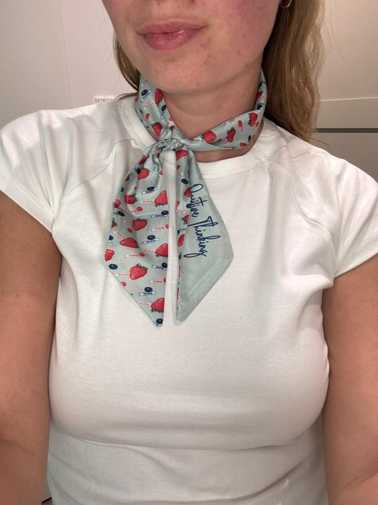 Aardbeien sjaaltje, Kleding | Dames, Ophalen of Verzenden, Zo goed als nieuw, Maat 38/40 (M), Sjaal