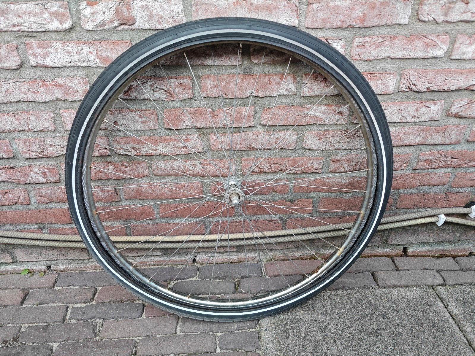 Voorwiel fiets 28 inch met buitenband, Fietsen en Brommers, Gebruikt, Staal, Stadsfiets, Ophalen
