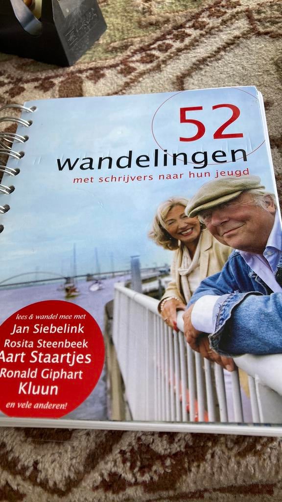 E. Brik - 52 wandelingen met schrijvers naar hun jeugd, Boeken, Reisgidsen, Zo goed als nieuw, Fiets- of Wandelgids, Benelux, Overige merken