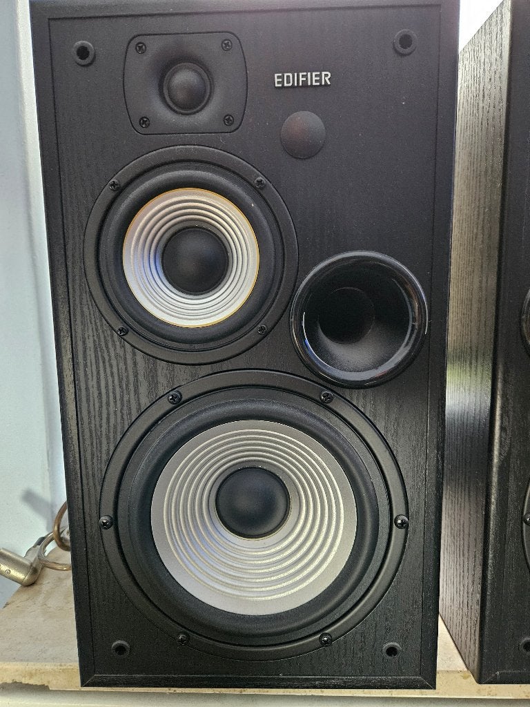Edifier 2730DB Bookshelf speakers