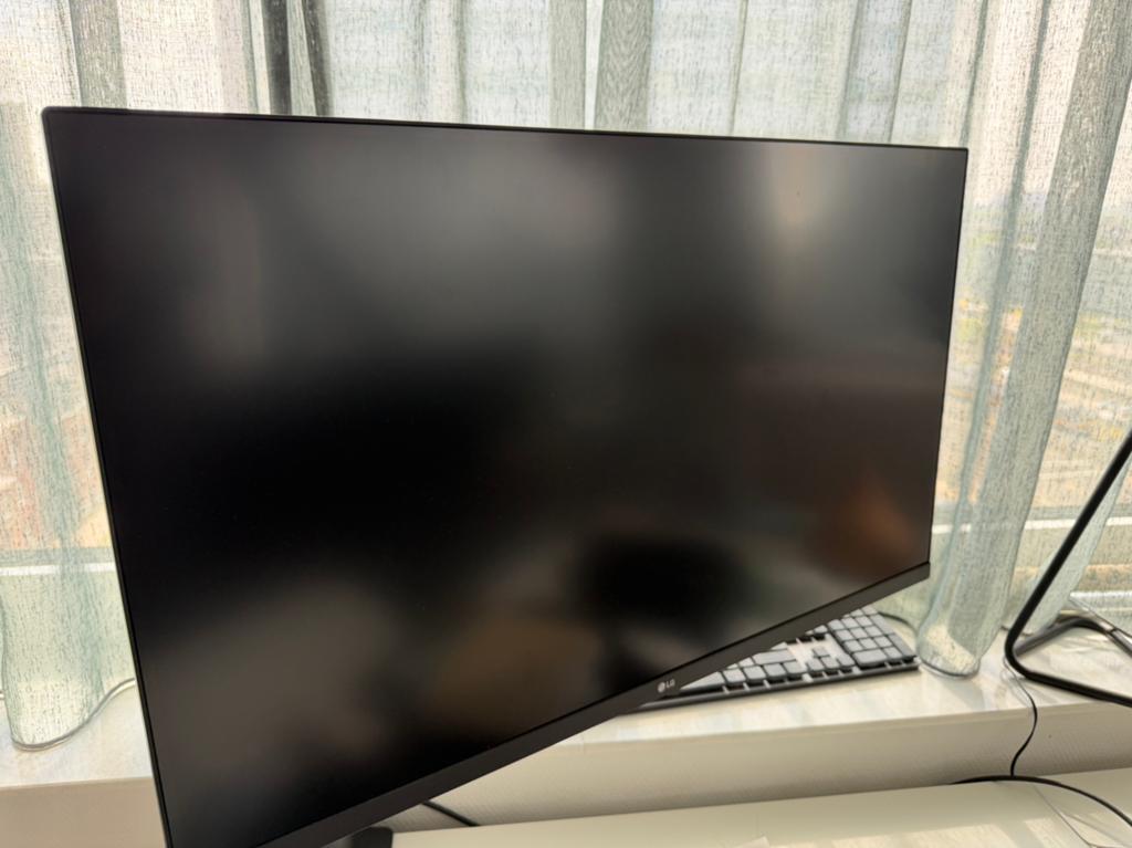 LG 32UN880P, Computers en Software, Monitoren, Zo goed als nieuw, 60 Hz of minder, Draaibaar, IPS, Ultra HD (4K), Ophalen of Verzenden