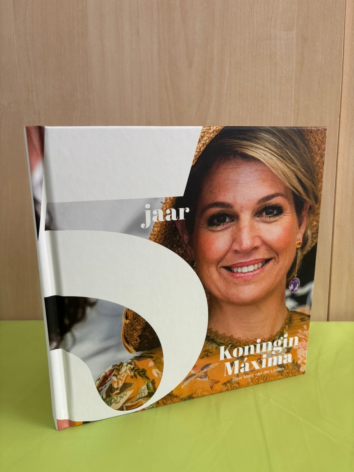 5 Jaar Koningin Máxima Boek, Zeer Goede Staat, Ophalen, Zo goed als nieuw, Nederland, Tijdschrift of Boek