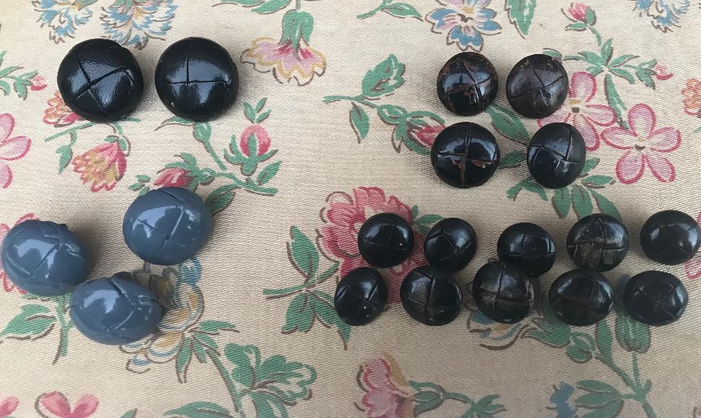 Lot mantel knopen - voetbal knopen - vintage grijs zwart, Ophalen of Verzenden, Zo goed als nieuw, Knoop of Knopen