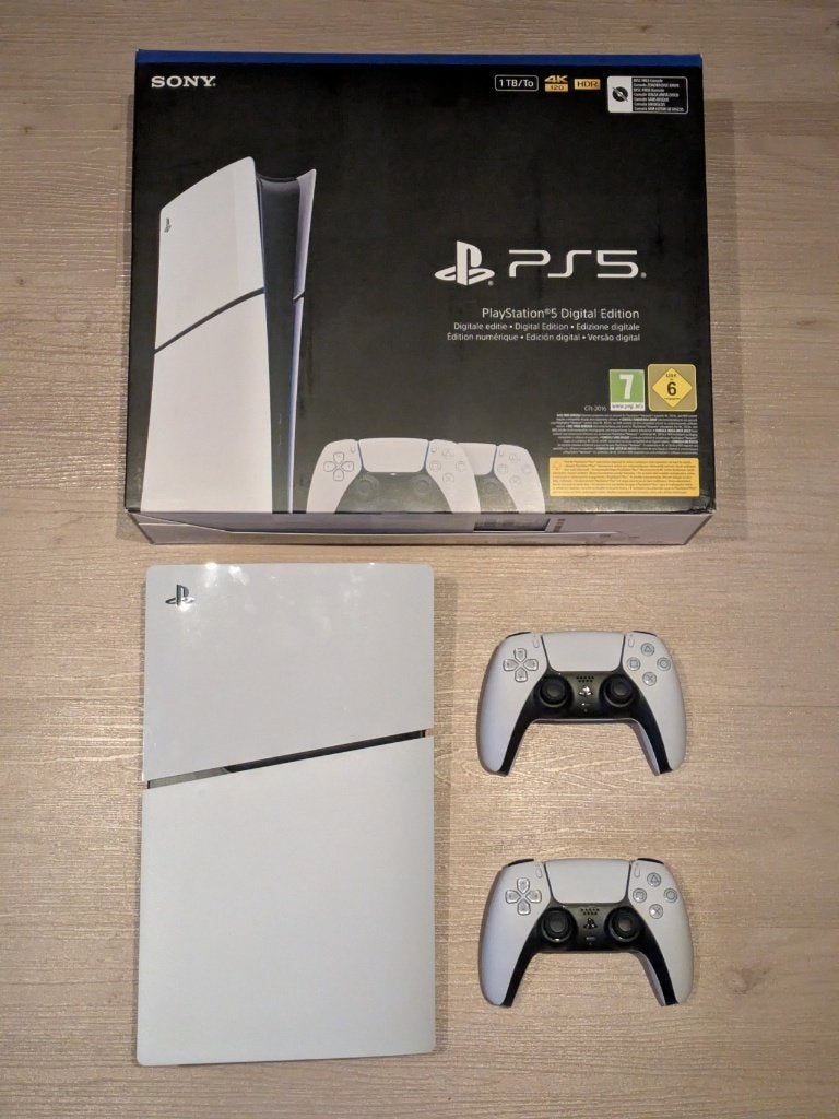 PlayStation 5 Digital Slim 825GB 2 controllers