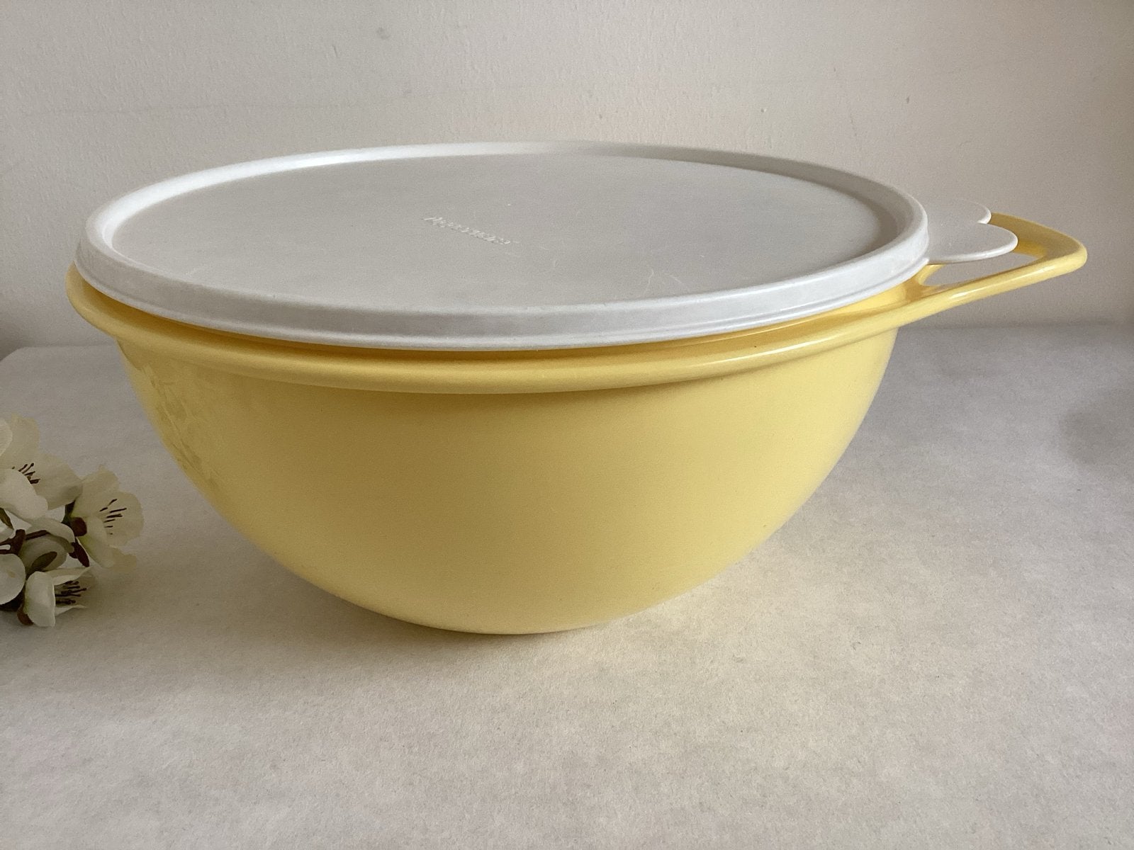 Tupperware wonderkom - doorsnee 22,5 cm, Gebruikt, Geel, Luchtdicht, Ophalen of Verzenden